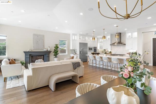 63 Tomcat Way, Orinda CA: https://media.crmls.org/mediaz/eb148913-6d70-41d6-85b1-ff897706838d.jpg