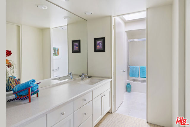 6 Cody Court, Rancho Mirage CA: https://media.crmls.org/mediaz/eb14b69c-c5a4-4882-a61a-e8ef38744c8a.jpg