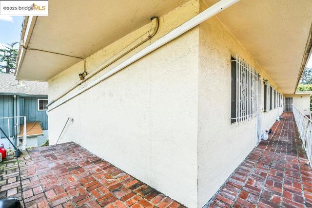 3300 Brookdale Ave, Oakland CA: https://media.crmls.org/mediaz/eb15f78e-b5d4-4860-947f-cad386d86587.jpg