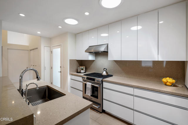 4531 El Camino Corto, La Canada Flintridge CA: https://media.crmls.org/mediaz/eb178adf-e3e2-47b5-80d1-7d48bce894c1.jpg