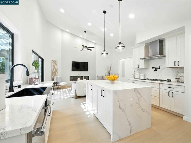 1542 Hillgrade Ave, Alamo CA: https://media.crmls.org/mediaz/eb188a04-3a85-436f-ae95-effc140d8c91.jpg