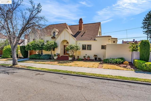 5605 Picardy Dr, Oakland CA: https://media.crmls.org/mediaz/eb196ba8-66b2-44a3-9d1c-ebb6799fb628.jpg