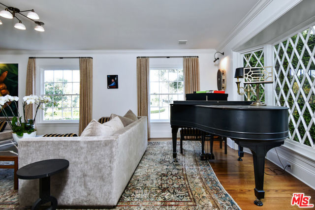 4444 Libbit Avenue, Encino CA: https://media.crmls.org/mediaz/eb1a0970-7d38-4676-8218-9f0959f28dd8.jpg