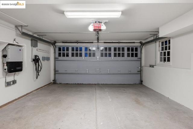 6452 Ascot Dr, Oakland CA: https://media.crmls.org/mediaz/eb1aaa60-1db0-4b8a-a947-e17f685ae6a7.jpg
