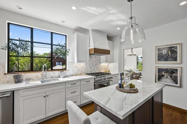 320 Jackson Street, San Mateo CA: https://media.crmls.org/mediaz/eb1ae76e-b8d6-4592-8af0-c0a95ae22c59.jpg