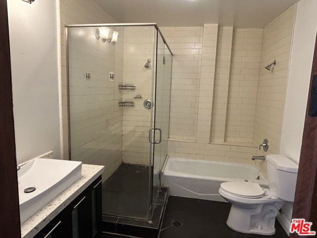 652 Mateo Street, Los Angeles CA: https://media.crmls.org/mediaz/eb1af0fb-0061-431b-bb87-1aa9acaf9ede.jpg