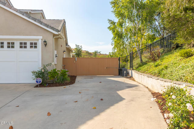 10931 W Shadow Hills Avenue, Los Angeles CA: https://media.crmls.org/mediaz/eb1b2503-235e-47e5-a17f-97d0840c13c8.jpg