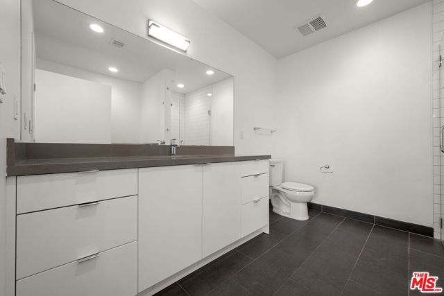 1215 S Bedford Avenue, Los Angeles CA: https://media.crmls.org/mediaz/eb1b7977-7198-4b2e-b278-6e47cd2177d7.jpg