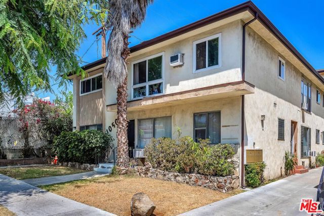 1050 N Laurel Avenue, West Hollywood CA: https://media.crmls.org/mediaz/eb1bb425-9c79-45d0-9a7a-633226333e10.jpg