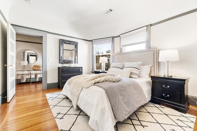 548 37th St, Oakland CA: https://media.crmls.org/mediaz/eb1bbe5b-2489-4ddd-9932-95ed1a1b5c83.jpg