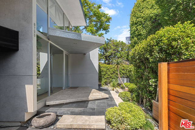 8735 Dorrington Avenue, West Hollywood CA: https://media.crmls.org/mediaz/eb1c9c79-bb7b-4d28-a02d-c5d4d7109780.jpg