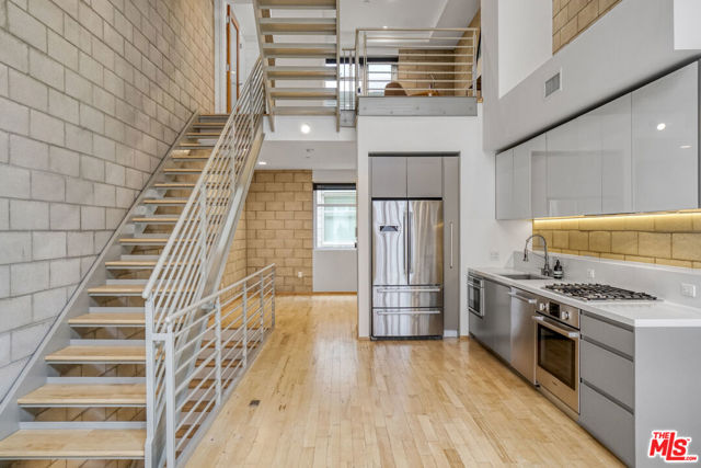 3450 Cahuenga Boulevard, Los Angeles CA: https://media.crmls.org/mediaz/eb1ca67c-c65f-4b87-89c3-46ad98134b1f.jpg