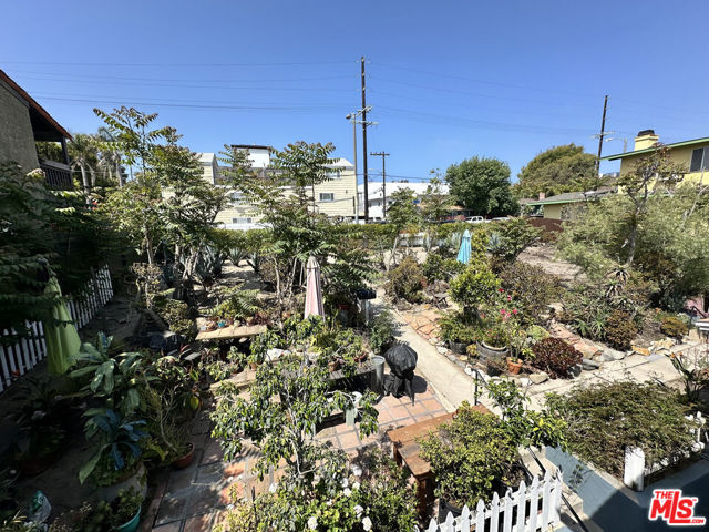 2712 Pacific Avenue, Venice CA: https://media.crmls.org/mediaz/eb1dbb67-d4c0-4fda-a921-210b1c201f85.jpg