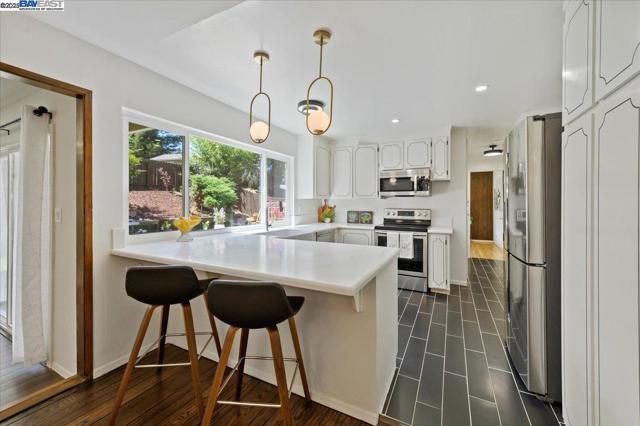 7606 Desertwood Ln, Pleasanton CA: https://media.crmls.org/mediaz/eb1e3188-d3bd-43c0-b32d-82f31b3493df.jpg