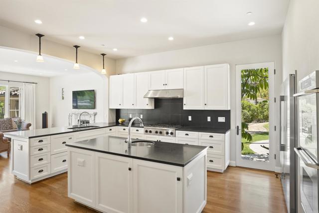 Detail Gallery Image 17 of 49 For 16733 Calle Hermosa, San Diego,  CA 92127 - 6 Beds | 6/1 Baths