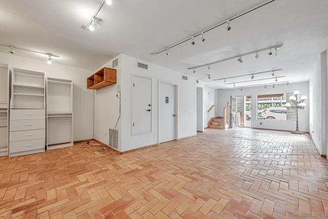 2210 Avenida De La Playa, La Jolla CA: https://media.crmls.org/mediaz/eb1fd2aa-dbfa-4578-92f3-f4b5303b19d3.jpg