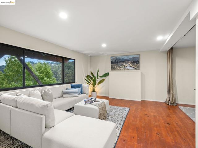 6866 Thornhill Dr, Oakland CA: https://media.crmls.org/mediaz/eb200f21-bf5e-4435-b69c-9a6033a47450.jpg