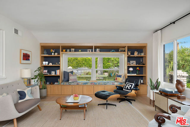 1741 Golf Club Drive, Glendale CA: https://media.crmls.org/mediaz/eb2058a7-ade2-450c-9ce9-d2f2d7864728.jpg