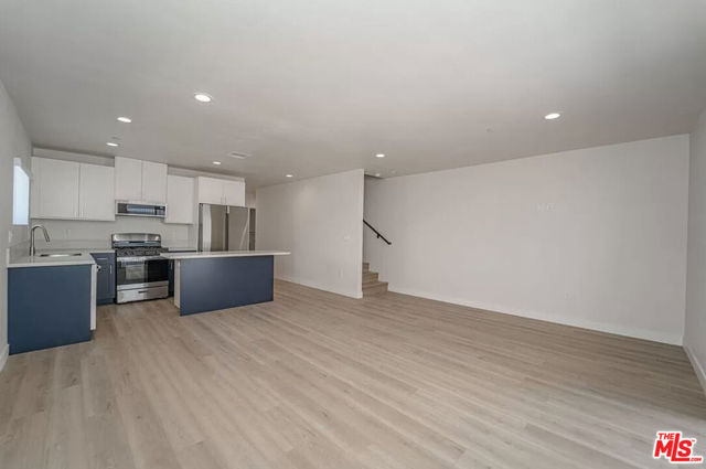 204 E 29th Street, Los Angeles CA: https://media.crmls.org/mediaz/eb207e5a-5493-4688-b9a2-3316f863718c.jpg