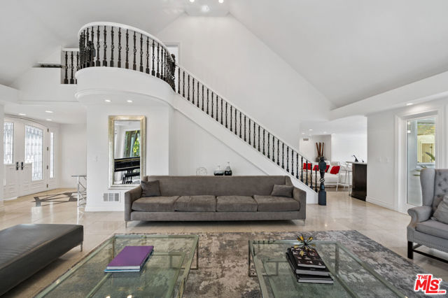 16221 Elisa Place, Encino CA: https://media.crmls.org/mediaz/eb20aa77-f8e8-477b-8794-6ec1664388d9.jpg