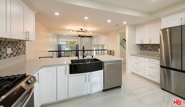 13206 Admiral Avenue, Marina del Rey CA: https://media.crmls.org/mediaz/eb20c58e-7971-405e-98c3-7667b00d3c99.jpg