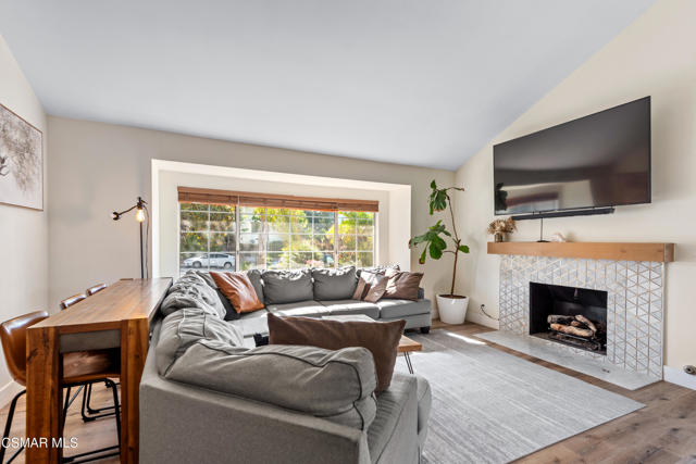 363 Larcom Street, Thousand Oaks CA: https://media.crmls.org/mediaz/eb21bfd9-a5c1-4ebb-8146-562de4769b74.jpg