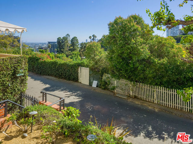 8967 St Ives Drive, Los Angeles CA: https://media.crmls.org/mediaz/eb21df1b-ea37-4631-a1f5-b7c322d3a648.jpg