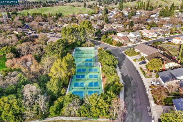 1092 Hillendale Ct, Walnut Creek CA: https://media.crmls.org/mediaz/eb227cc9-55ca-4f7e-8d7a-029cee388113.jpg