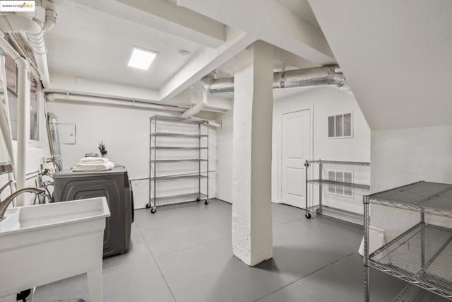 612 Longridge Rd, Oakland CA: https://media.crmls.org/mediaz/eb228b20-f49b-4ba7-a719-d1bdf207c443.jpg