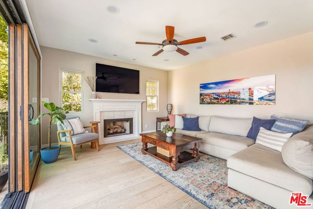 3942 Glenridge Drive, Sherman Oaks CA: https://media.crmls.org/mediaz/eb23038c-1a22-4c12-ab75-58fa32bf159e.jpg