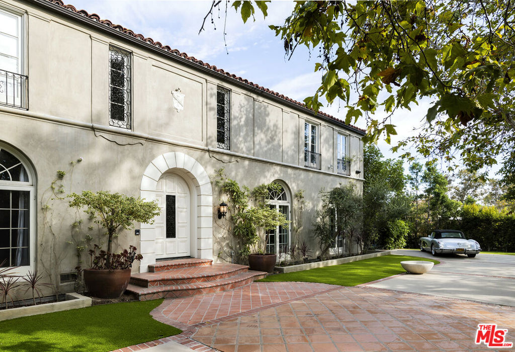 460 S Las Palmas Avenue — architectural residence