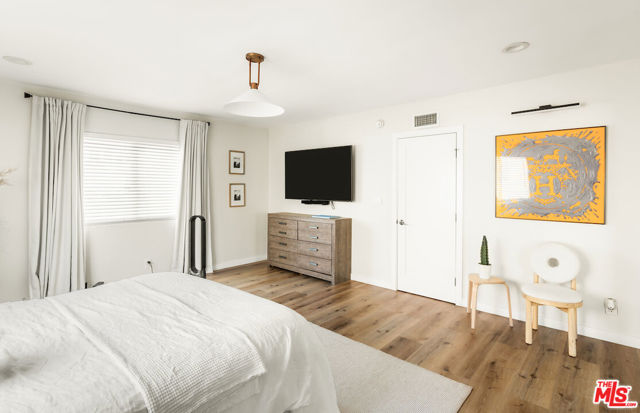 151 S Rexford Drive, Beverly Hills CA: https://media.crmls.org/mediaz/eb23a728-fe8e-4386-a6c9-b2d98bca4fd8.jpg
