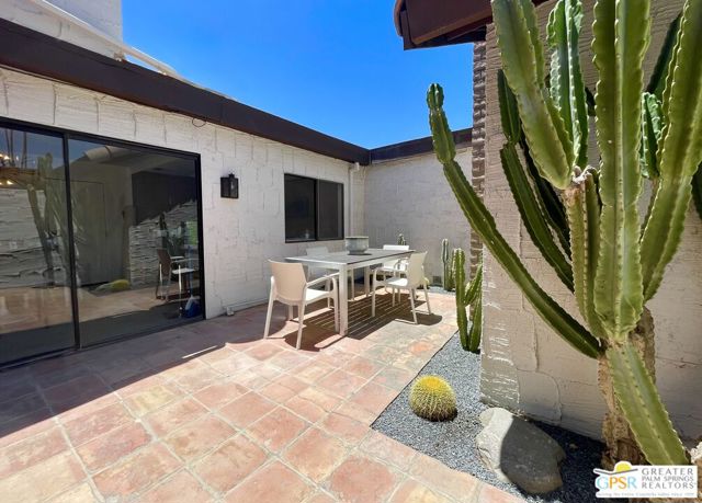 2234 S Linden Way, Palm Springs CA: https://media.crmls.org/mediaz/eb23a7bf-1235-41d6-b44f-edcc4eb1315c.jpg