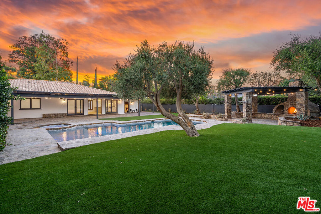 5114 Mecca Avenue, Tarzana, CA 91356