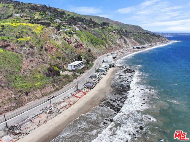 20802 Pacific Coast Highway, Malibu CA: https://media.crmls.org/mediaz/eb2406bc-9b20-484a-8470-7e36b348e986.jpg