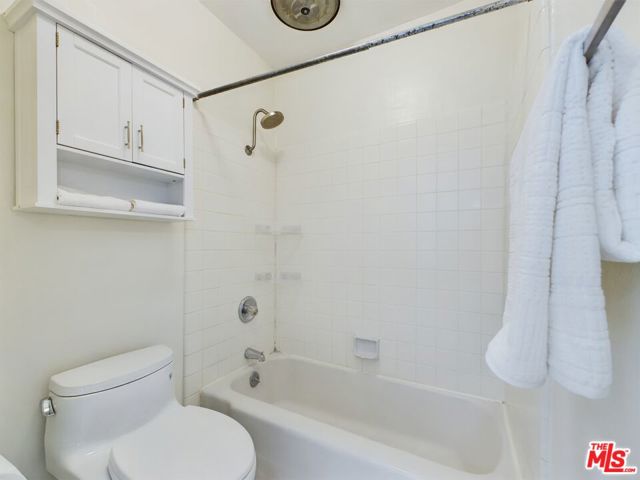 10655 Kinnard Avenue, Los Angeles, California 90024, 2 Bedrooms Bedrooms, ,2 BathroomsBathrooms,Condominium,For Sale,Kinnard,24405059