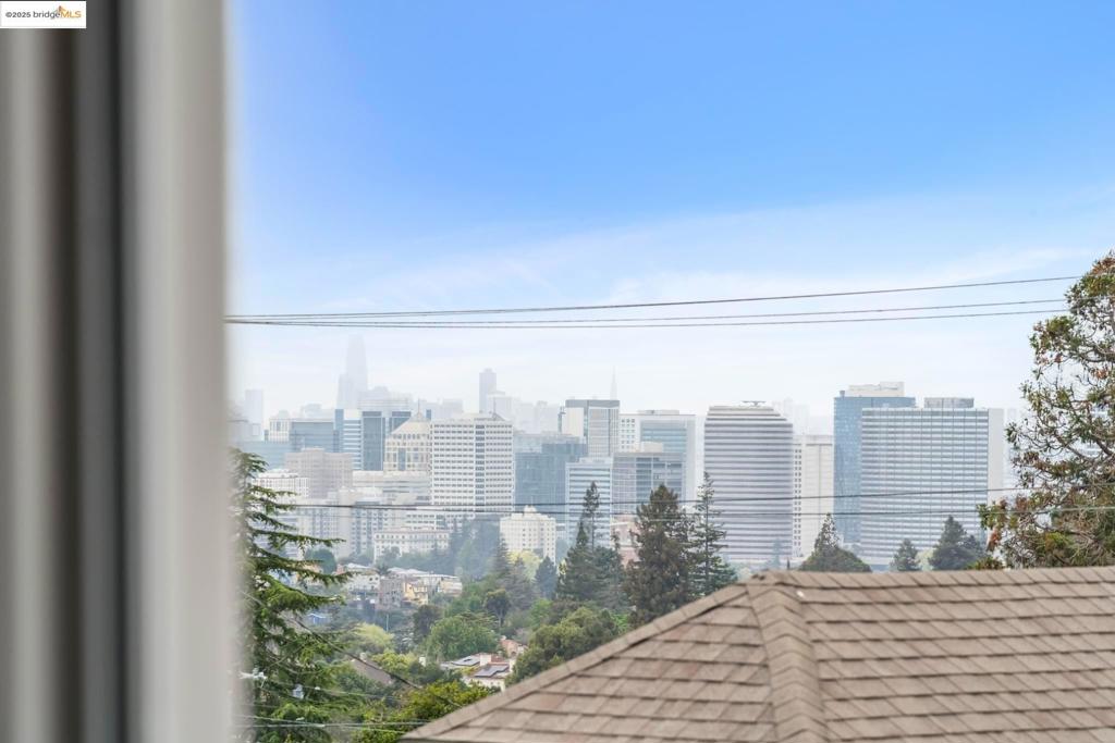 https://media.crmls.org/mediaz/eb255aaf-c996-4e25-9684-0008acc52b61.jpg?preset=X-Large