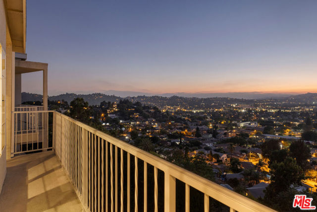 2391 Yorkshire Drive, Los Angeles CA: https://media.crmls.org/mediaz/eb264fd9-3e65-4a20-b8e1-0c1789fa3d8e.jpg