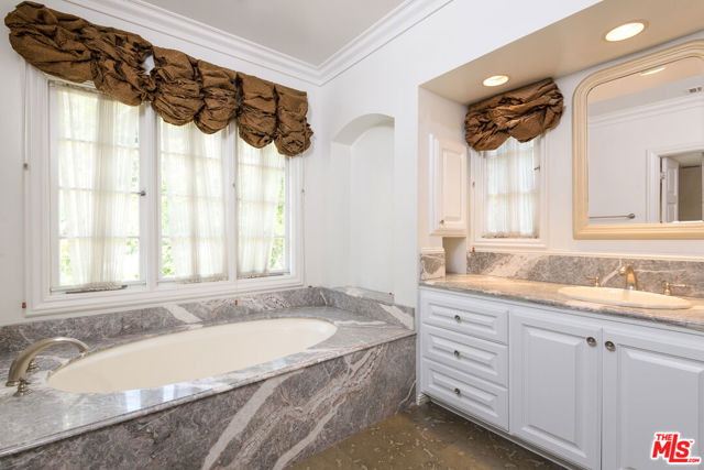 2628 MANDEVILLE CANYON Road, Los Angeles CA: https://media.crmls.org/mediaz/eb266bd6-49bb-4626-979f-36f286e8b4b8.jpg