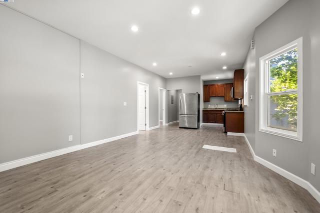 193 W Macarthur Blvd, Oakland CA: https://media.crmls.org/mediaz/eb267ce6-3074-420d-8cc4-69f2c29c3d31.jpg