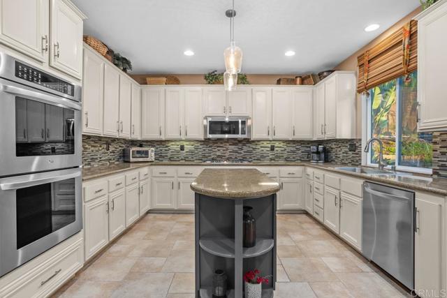 Detail Gallery Image 11 of 58 For 1122 via Vera Cruz, San Marcos,  CA 92078 - 5 Beds | 3 Baths