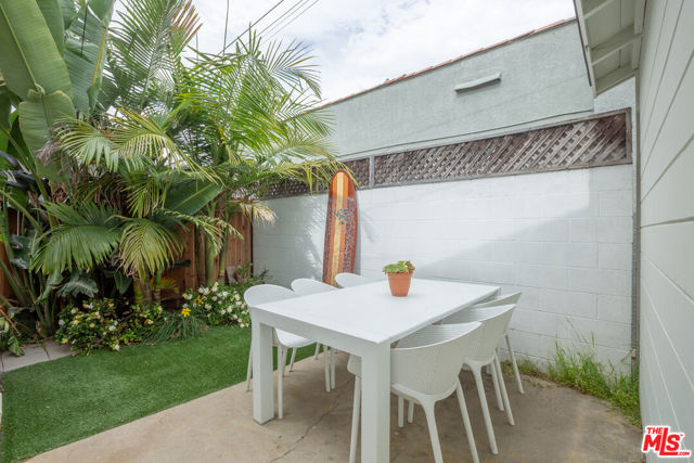 732 N Toledo Walk, Long Beach CA: https://media.crmls.org/mediaz/eb2775bb-20d4-4335-b3a2-470d0753a2cf.jpg