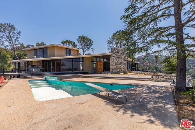 2859 Coldwater Canyon Drive, Beverly Hills CA: https://media.crmls.org/mediaz/eb281d0f-b4cb-4495-aedd-fee092bb8751.jpg