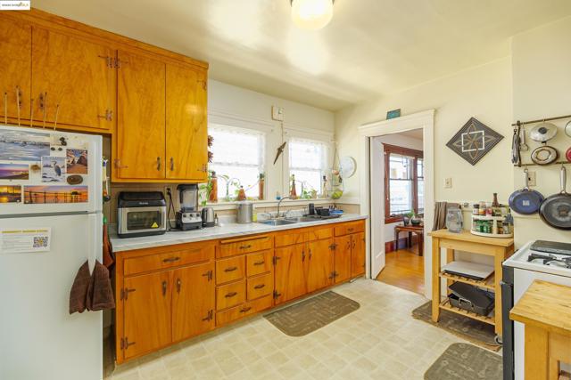 318 Washington Avenue, Richmond CA: https://media.crmls.org/mediaz/eb28737a-2d49-4c4f-aa61-9ad5ff85144e.jpg