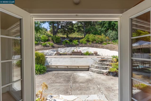3215 Camino Colorados, Lafayette CA: https://media.crmls.org/mediaz/eb28a347-141a-43d3-b4dd-945183712065.jpg