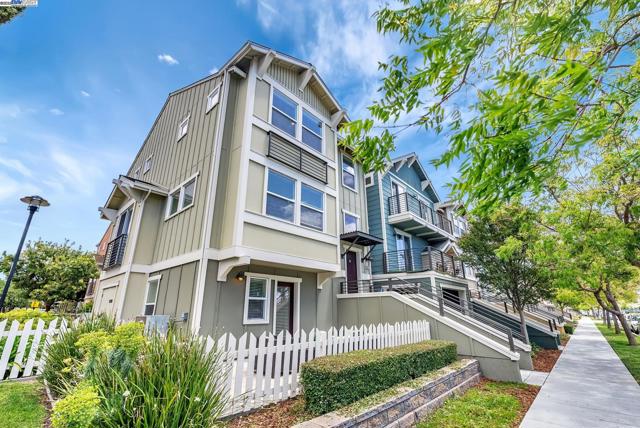 4432 Hyde Cmn, Fremont CA: https://media.crmls.org/mediaz/eb292c02-cca7-4310-a9b2-3d4435f75cd7.jpg