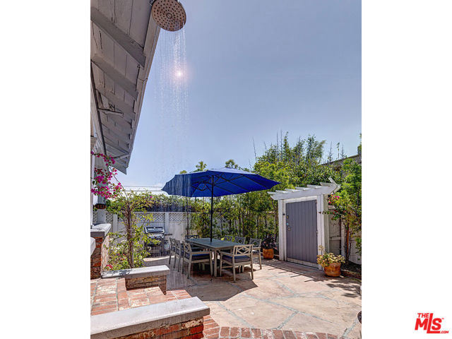 111 Dudley Avenue, Venice CA: https://media.crmls.org/mediaz/eb2951e1-ad57-4c34-a201-901e1f295f8c.jpg