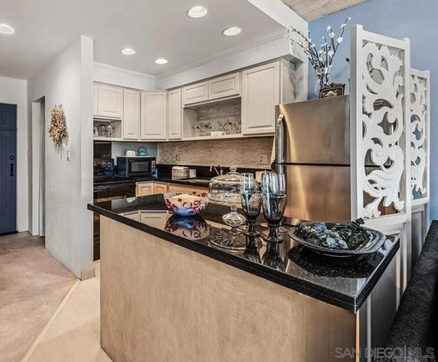 2003 Costa Del Mar Rd, Carlsbad CA: https://media.crmls.org/mediaz/eb2a4c92-e3ba-4c86-9bf1-60577d2d1ff1.jpg