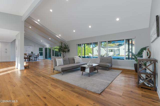 568 Bristol Avenue, Simi Valley CA: https://media.crmls.org/mediaz/eb2a5b7f-f381-4950-ae83-4b610c239ea4.jpg