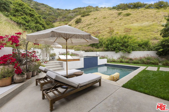 1739 San Ysidro Drive, Beverly Hills CA: https://media.crmls.org/mediaz/eb2a6c38-dfd6-4862-830c-6026cea4341a.jpg